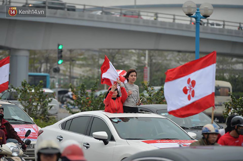 Fan Hải Phòng đốt pháo sáng, nhuộm đỏ đường phố Hà Nội trên đường tiến về sân Hàng Đẫy